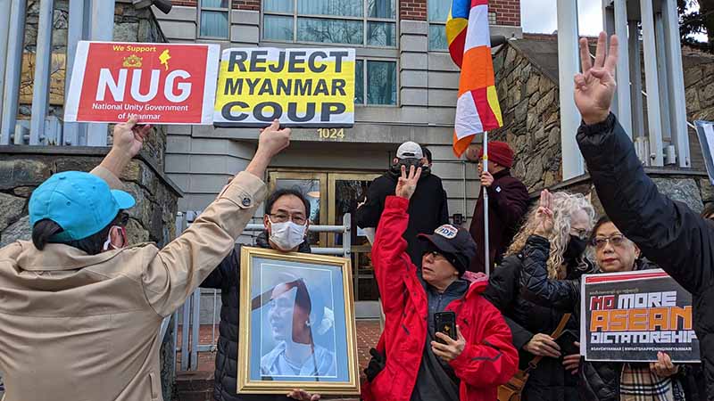 စစ်ကောင်စီကို အသိအမှတ်ပြုသည့်လုပ်ရပ်များ ရပ်တန့်ရန် ဝါရှင်တန် ထိုင်းသံရုံးရှေ့ဆန္ဒပြ