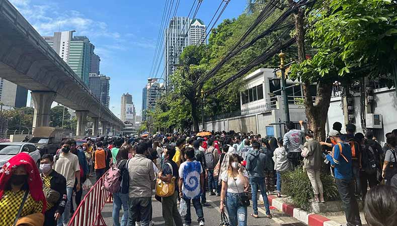 ဘန်ကောက်မြန်မာသံရုံး၌ ပတ်စ်ပို့သက်တမ်းတိုးလိုသူ ထောင်ချီ တန်းစီစောင့်ဆိုင်းနေ