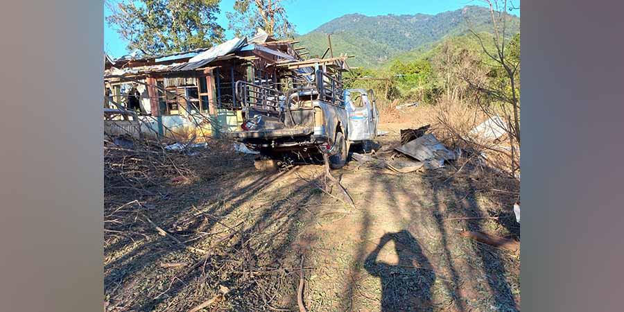 စစ်တပ်က ဗုံးကြဲပစ်ခတ်သဖြင့် ဖာပွန်ဒေသခံတဦး ဒဏ်ရာရ၊ ကားတစီးနှင့်အဆောက်အုံတလုံး ပျက်စီး