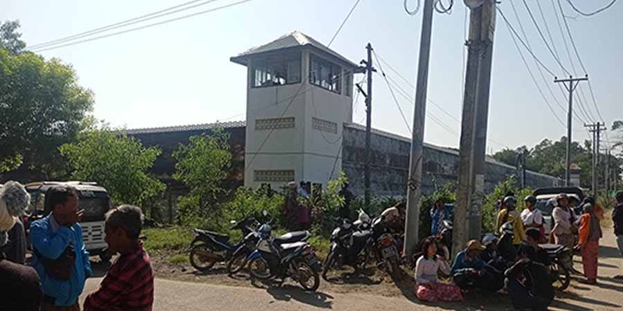 နိုင်ငံရေးအကျဉ်းသားအားလုံးပြန်လွှတ်ပြီး နိုင်ငံရေးတွင် လွတ်လပ်စွာပါဝင်ခွင့်ပြုရန် ကုလတောင်းဆို