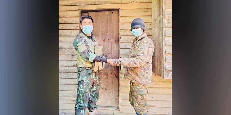 ခမရ ၂၆၆ တပ်သားတဦး လက်နက်ခဲယမ်းအပြည့်အစုံဖြင့် ပြည်သူ့ရင်ခွင်ခိုလှုံ