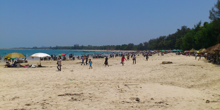စစ်ခေါင်းဆောင်လာမည့်သတင်းကြောင့် ငပလီနှင့် သံတွဲတွင် လမ်းဘေး‌ဆိုင်များဖျက်ဆီးခံရ 