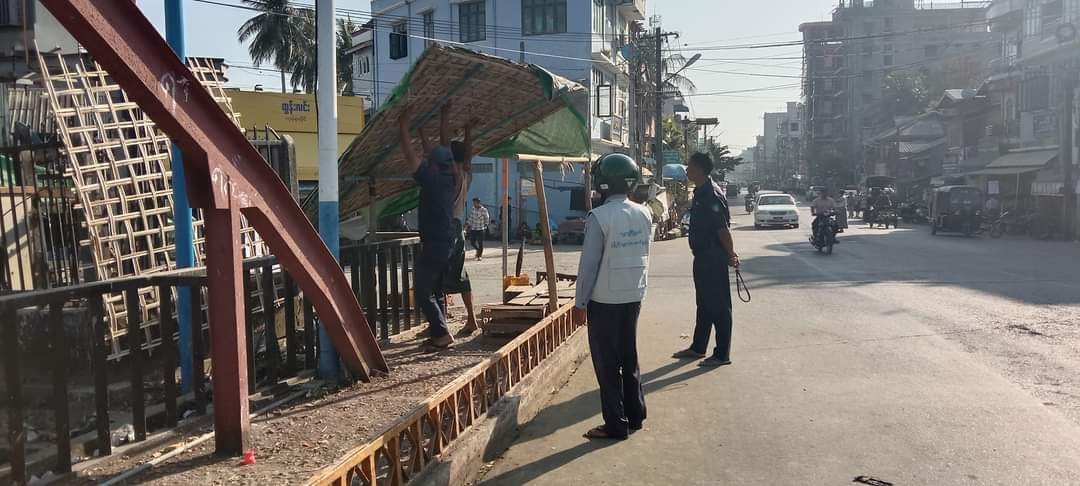 စစ်ခေါင်းဆောင်ခရီးစဉ်ကြောင့် စစ်တွေမြို့၌ လမ်းဘေး‌ဆိုင်များဖျက်ဆီးခံရပြီး လမ်းများ အပူတပြင်း ပြင်ဆင်နေ