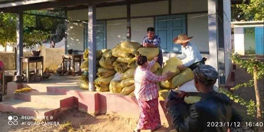 ကနီမြို့နယ် နတ်ကြီးရွာက မီးဘေးသင့်ရွာသားများကို ကျောက်လုံးကြီးတပ်မဟာက‌ ဆန်လှူဒါန်း