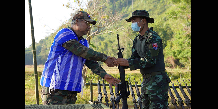 ဒေါနစစ်ကြောင်း သင်တန်းဆင်းပွဲ ပြုလုပ်၊ NUG က လက်နက်များပေးအပ် (ဓာတ်ပုံ)