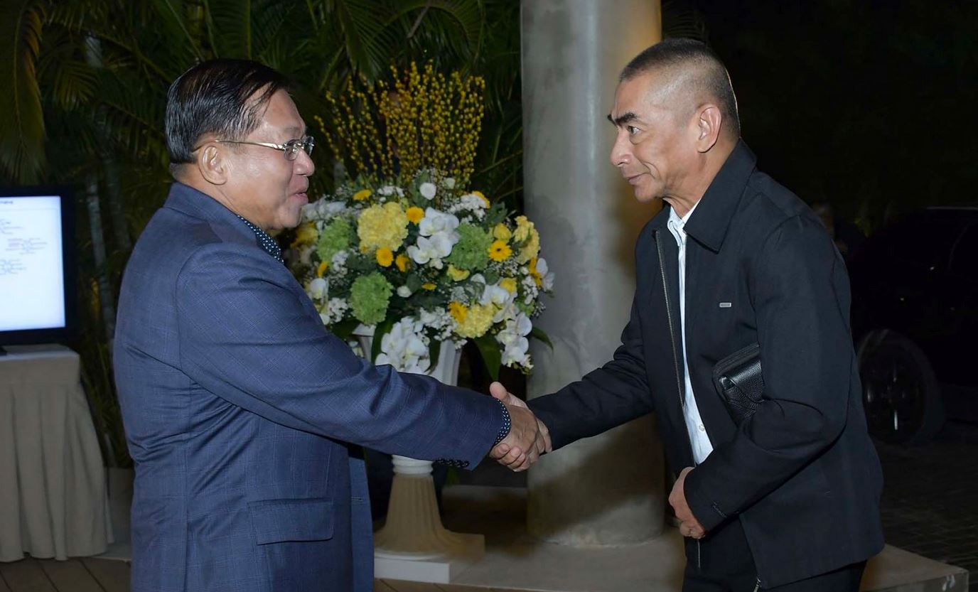 ထိုင်းစစ်ဦးစီးချုပ်ကို  မြန်မာစစ်ခေါင်းဆောင်က ငပလီတွင် ညစာစားပွဲဖြင့် ကြိုဆိုဧည့်ခံ (ဓာတ်ပုံ)