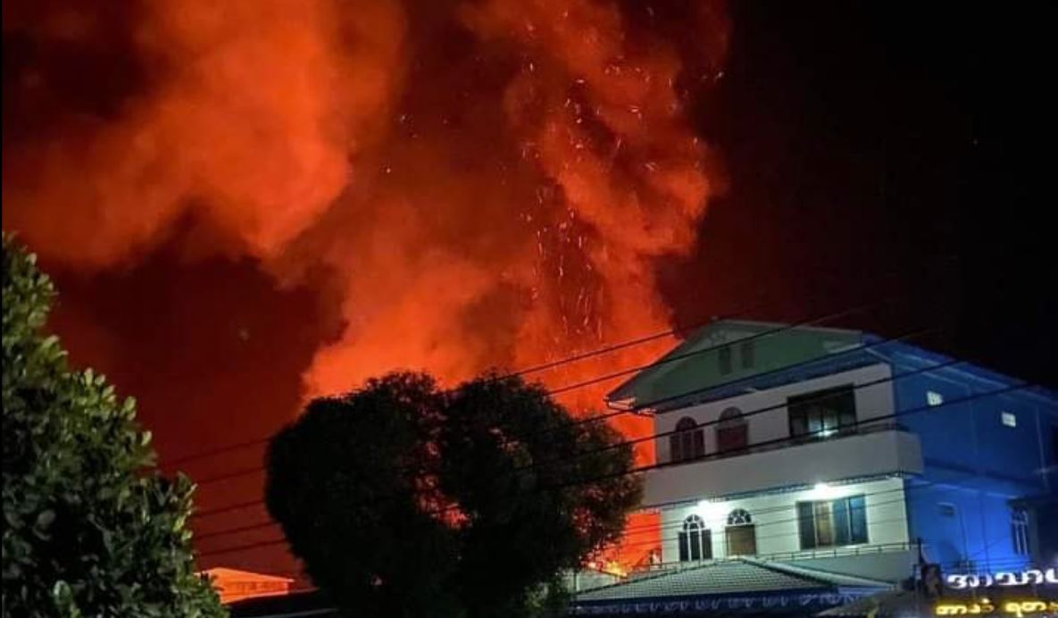 ဘုရားသုံးဆူမြို့တွင်းတိုက်ပွဲပြင်းထန်၊ စရဖရုံးအပါအဝင် စစ်ကောင်စီ ဌာနဆိုင်ရာရုံးများ မီးရှို့ခံရ