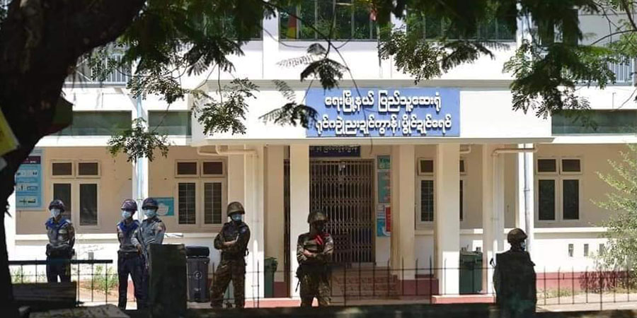 ရေးမြို့နယ် ပညာရေးမှူးရုံး မိုင်းခွဲခံရပြီး အပြန်အလှန် ပစ်ခတ်မှုဖြစ်