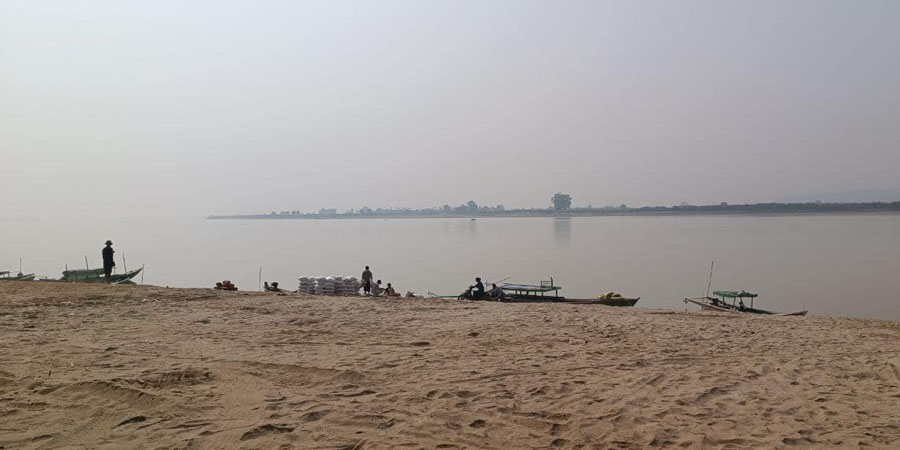 စဉ့်ကူးတွင် ပျူစောထီးက စျေးရောင်းစျေးဝယ် ရေယာဉ်များကို ဖမ်းဆီးငွေညှစ်ပြီး လက်နက်ကြီးဖြင့် ပစ်ခတ်နေ