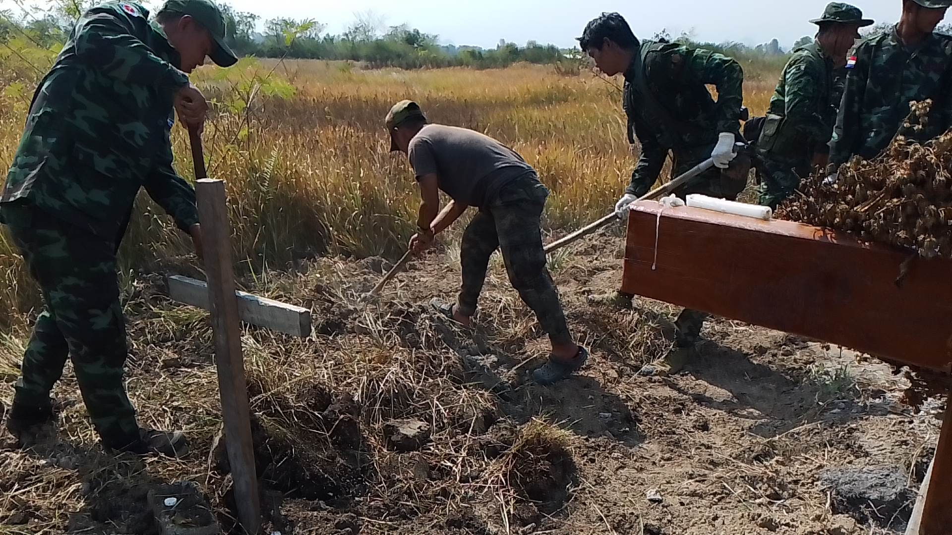 ဒီးမော့ဆိုတွင် စစ်ကောင်စီတပ်က ရွာသား ၁ ဦးကို လည်ပင်းဓားဖြင့်လှီးပြီး သတ်ဖြတ်