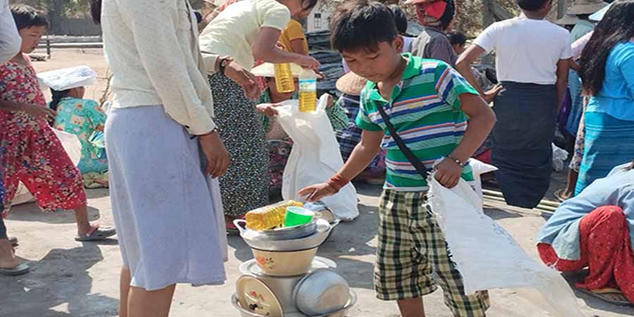 ယင်းမာပင်မြို့နယ်ရှိ ဒုက္ခရောက်နေသည့် ပြည်သူများအတွက် ရိက္ခာနှင့်ပစ္စည်းများလှူဒါန်း (ဓာတ်ပုံ)