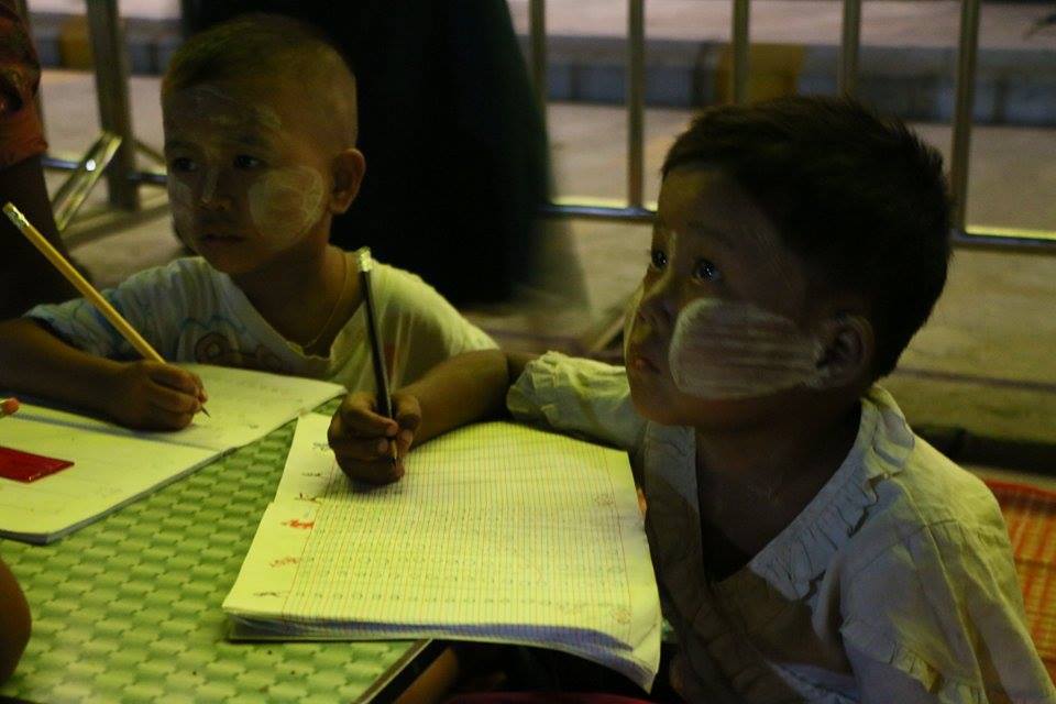 ဆင္းရဲႏြမ္းပါးႏွင့္ေလလြင့္ကေလးငယ္ အခမဲ့စာသင္၀ုိင္း (ဓာတ္ပုံ)