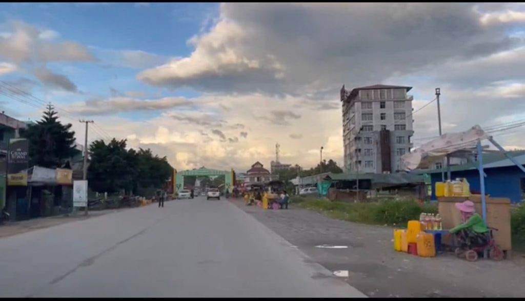 ရန်ကုန်ရှိ လမ်းဘေးဆီဆိုင်များကို စစ်ကောင်စီတပ်က ဖမ်းဆီးပြီး ငွေသိန်းချီ ဒဏ်ရိုက်