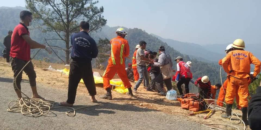 ကျိုင်းတုံ-မိုင်းဆတ်လမ်းတွင် ကားတစီး ချောက်ထဲထိုးကျပြီး ၅ ဦးသေ၊ ၇ ဦး ဒဏ်ရာရ