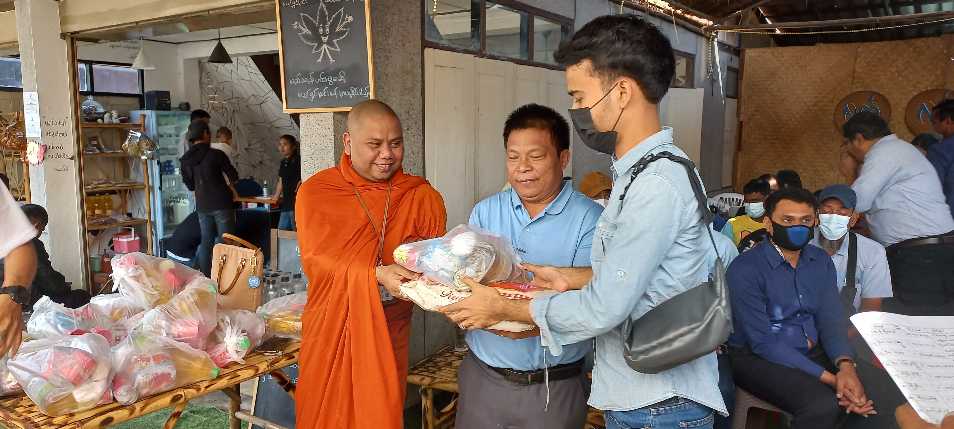 မဲဆောက်ရောက် မြန်မာ-မွတ်စလင်မိသားစုများကို ရွှေဝါရောင်ဆရာတော်က ရိက္ခာထောက်ပံ့ကူညီ