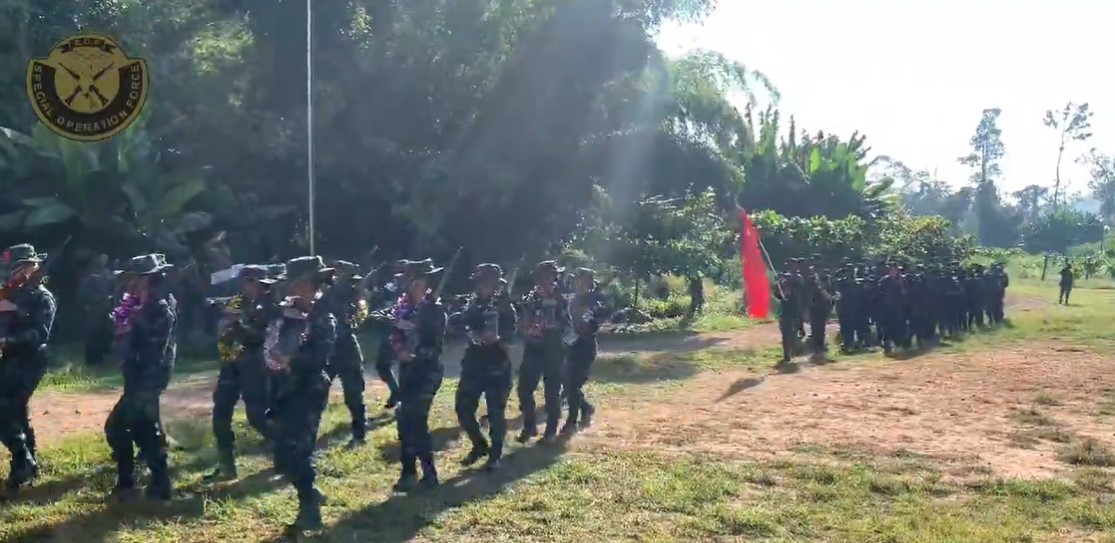 NUG အထူးစစ်ဆင်ရေးတပ်ဖွဲ့သင်တန်းဆင်းပွဲတွင် စစ်ကြောင်း ၅ ကြောင်းဖြင့် စစ်ရေးပြ(ရုပ်သံ)