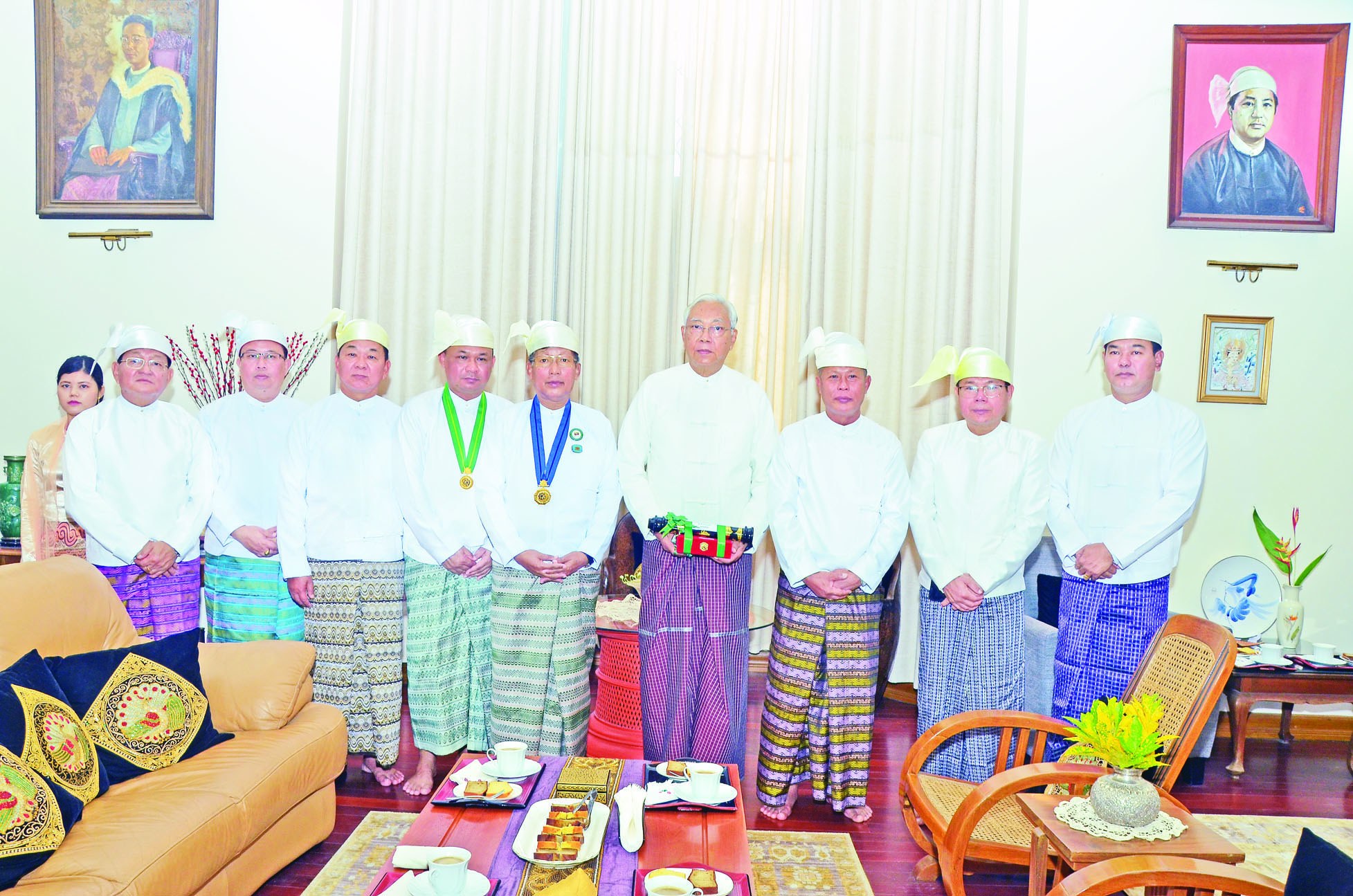 စာရေးဆရာကြီး မင်းသုဝဏ်အတွက် စစ်ခေါင်းဆောင်ချီးမြှင့်သည့်ဆု လာမယူသဖြင့် သမ္မတဟောင်း ဦးထင်ကျော်၏ နေအိမ်သို့ အတင်းသွားပေး