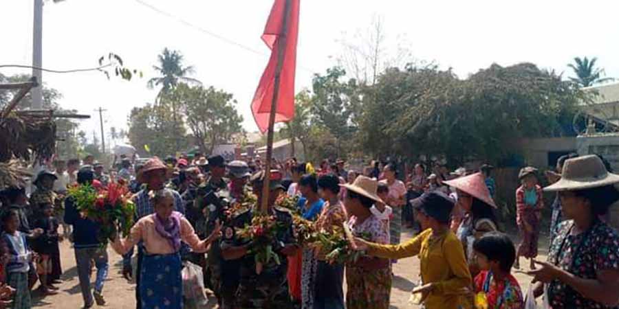 အောင်ပွဲရ ယင်းမာပင် PDF ရဲဘော်များအား ဒေသခံပြည်သူများ ကြိုဆို (ဓာတ်ပုံ)