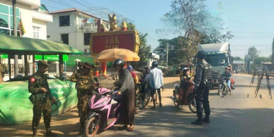 ပြည်မြို့တွင် လိုင်စင်မဲ့ကားများကို စစ်ကောင်စီတပ်နှင့် ရဲက ဖမ်းဆီးငွေညှစ်နေ