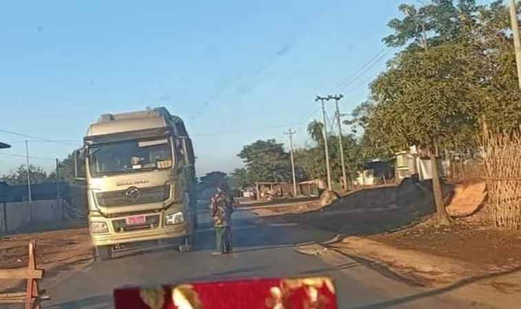 ချီဖွေ-‌ဆော့လော်လမ်းတလျှောက် စစ်ကောင်စီလက်အောက်ခံ ပြည်သူ့စစ်များက ဆက်ကြေးတောင်း