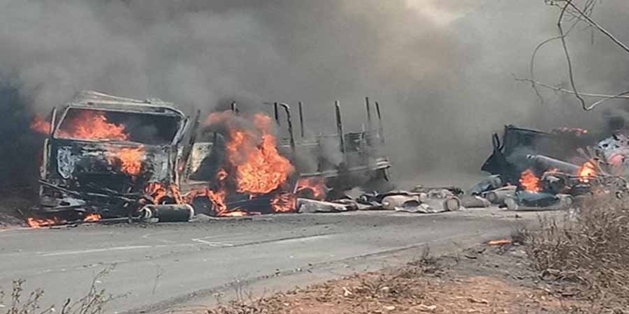 သိန်းနီမြို့နယ်တွင် ယာဉ်တိုက်မှုကြောင့် ဂက်(စ်)အိုးများ ပေါက်ကွဲပြီး ကားများ မီးလောင်