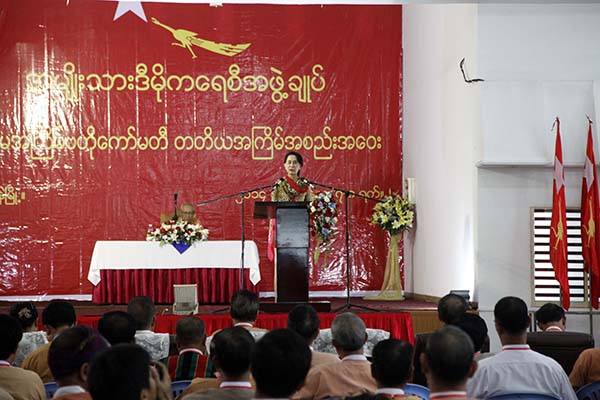 အဖြဲ႔ခ်ဳပ္မွာ အားနည္းခ်က္ေတြရွိေပမယ့္ ျပည္သူကို လွည့္စားတာမ်ိဳးမလုပ္ဟု ေဒၚစုေျပာ