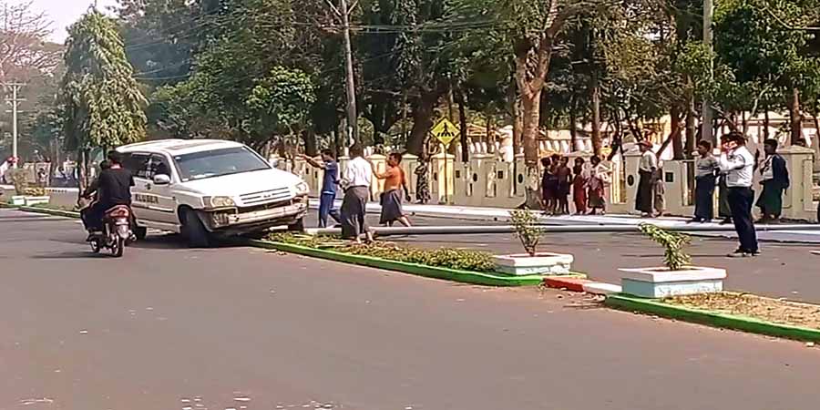 စစ်ခေါင်းဆောင်ကိုသွားကြိုသည့် စစ်တွေအုပ်ချုပ်ရေးမှူး၏ကား ဓာတ်တိုင်ဝင်တိုက်၊ အန်အယ်လ်ဒီ အုပ်ချုပ်ရေးမကောင်းသဖြင့် နိုင်ငံမတိုးတက်ဟု စစ်ခေါင်းဆောင်ဝေဖန်