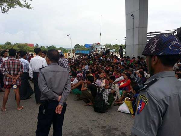 ရန္ကုန္- မႏၱေလးလမ္းေပၚမွာ လမ္းေလွ်ာက္ခ်ီတက္သည့္ အလုပ္သမားမ်ား ဟန္႔တားခံရ