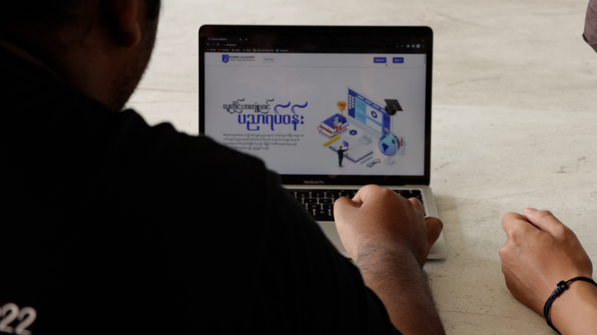 စစ်ကျွန်ပညာရေးအမှောင်ခေတ်မှာ လင်းလက်လာမယ့် ပညာရပ်ဝန်းထဲက အလင်းတန်းများ