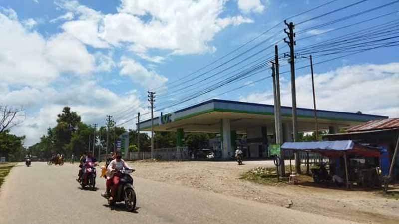 ဗန်းမော်တွင် ဓာတ်ဆီဆိုင်ဗုံးကွဲပြီးနောက်  လိုင်စင်မဲ့ယာဉ်များကို  စစ်တပ်က သိမ်းဆည်း