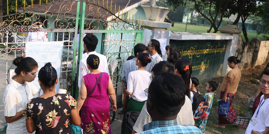 ရန်ကုန်တွင် ၁၀ တန်းစာမေးပွဲ လုံခြုံရေးတင်းကျပ်၊ ဖြေဆိုသူနည်းပါးသဖြင့် ကျောင်းများ ပေါင်းပြီးကျင်းပ