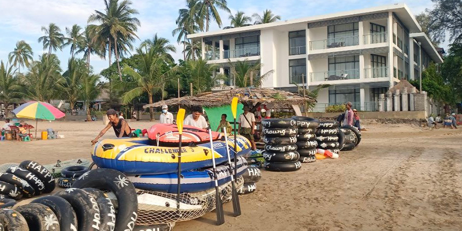 သင်္ကြန်ပိတ်ရက်အတွက် ပင်လယ်ကမ်းခြေများတွင် ဟိုတယ်ခများ ဈေးတက်၊ အခန်းကြိုယူထားသူများဖြင့် ပြည့်နေ