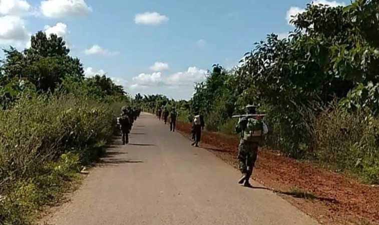 ဆွမ်ပရာဘွမ်မြို့နယ်၌ အမျိုးသား ၂ ဦးကို စစ်ကောင်စီတပ်က လမ်းပြအဖြစ်ဖမ်းဆီးသွား