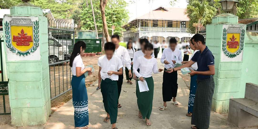 နေပြည်တော်တွင် စာမေးပွဲဖြေပြီးသွားသည့် ကျောင်းသားများကို စစ်တပ်ဝါဒဖြန့် လက်ကမ်းစာစောင်များ လိုက်ဝေနေ