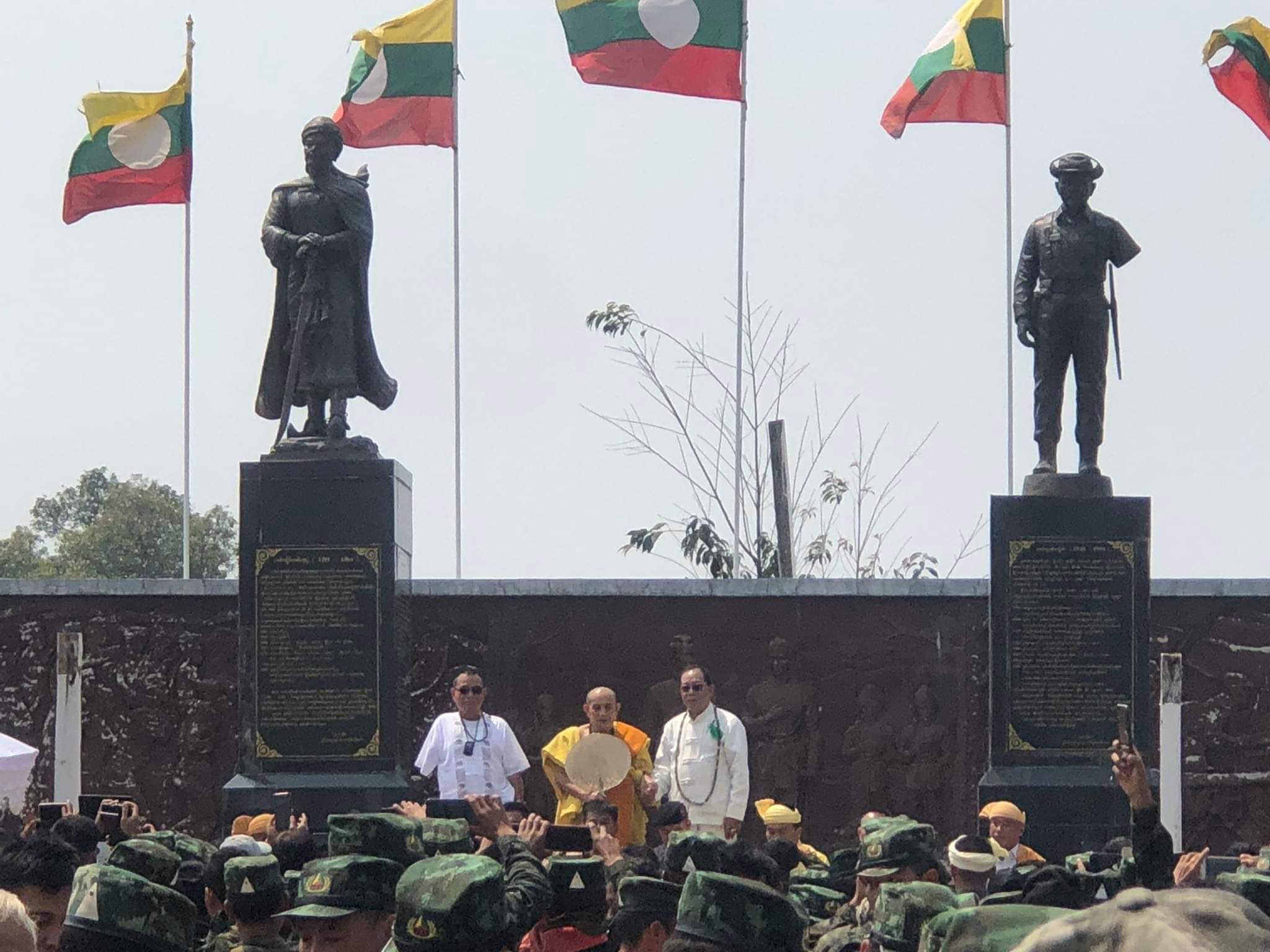 မိုင်းဖုန်းဆရာတော် RCSS/SSA ဌာနချုပ်သို့ ကြွရောက်ပြီး ငြိမ်းချမ်းရေးတရားဟော (ဓာတ်ပုံ)