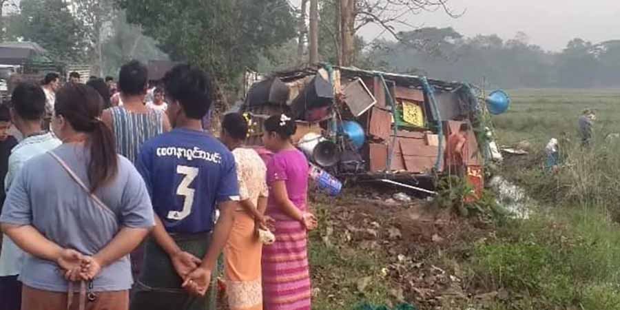 မင်းလှမြို့နယ်၊ ရန်ကုန်-ပြည်လမ်းတွင် ဆိုင်းအဖွဲ့သားများ လိုက်ပါလာသည့်ကားမှောက်