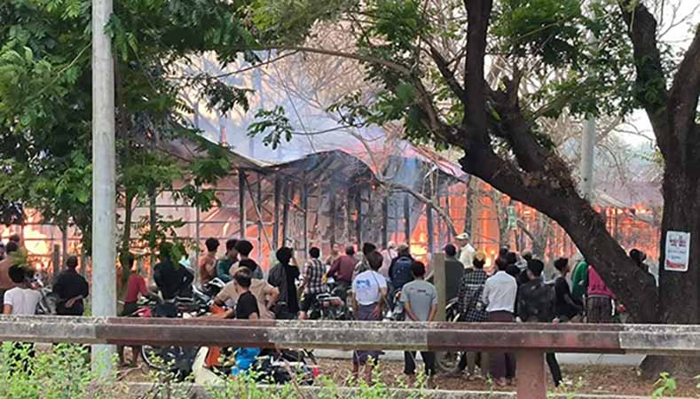 ဟိုပင်မြို့တွင် စပါးဂိုဒေါင် ၂ လုံးနှင့် နေအိမ် ၁ လုံး မီးလောင်