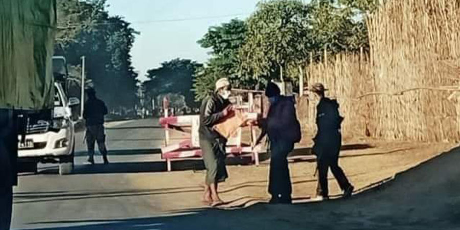 မြစ်ကြီးနား-ဆော့လော်လမ်းရှိ စစ်တပ်ဂိတ်များက အဓမ္မ ငွေကြေး‌ကောက်ခံနေ