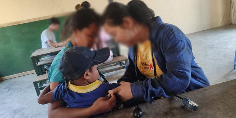 ပေါက်မြို့နယ်တွင် စစ်ရှောင်ပြည်သူများနှင့် ကျောင်းသားများကို နယ်လှည့်ကုသပေး