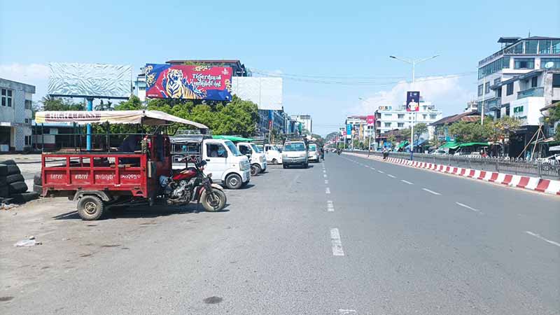 မြစ်ကြီးနားတွင် ရထားခရီးစဉ်ရပ်နားထားသဖြင့် လိုက်ထရပ်ယာဉ်ငယ်များအသုံးပြုနေရ
