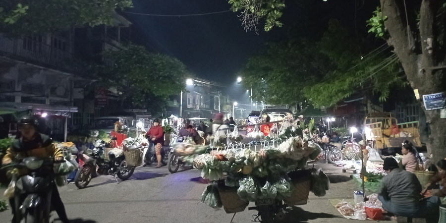 ညမထွက်ရအမိန့်ကြောင့် ကလေးမြို့က မီးခွက်ဈေးသည်များ စားဝတ်နေရေး ရုန်းကန်နေရ