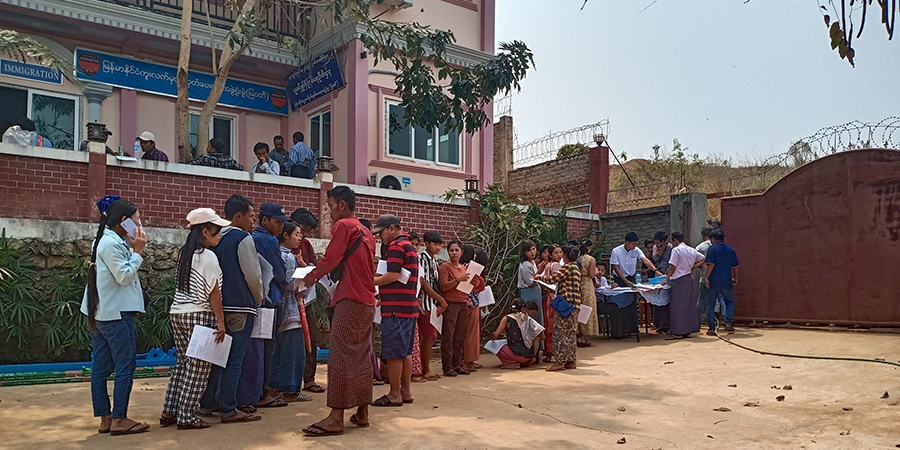 မြဝတီမြို့တွင် ပတ်စ်ပို့ရုံးဝန်ထမ်းများက လာဘ်ငွေယူပြီး ပတ်စ်ပို့ လုပ်ပေးနေ