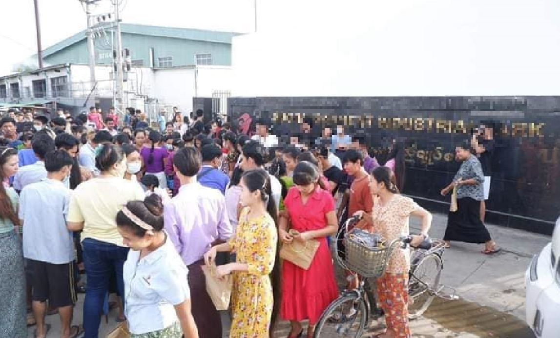 ရန်ကုန် အထည်ချုပ်စက်ရုံ လုပ်သားဈေးကွက်တွင် အလုပ်ရရန်  ဝန်ဆောင်ခ ငွေကျပ်သောင်းချီ ပေးနေရ