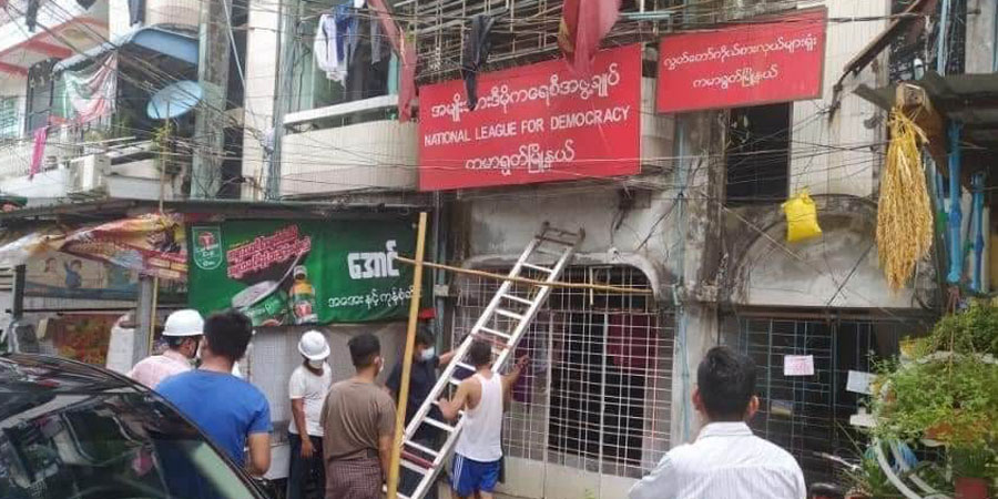 စစ်ကောင်စီက NLD ပါတီ ဆိုင်းဘုတ်များကို လိုက်လံဖြုတ်ချနေ