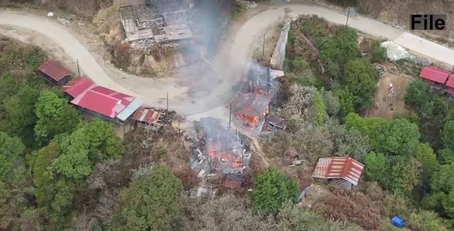 မင်းတပ်မြို့နယ်၌ စစ်ဘေးရှောင်ကူညီနေသည့် ဘုန်းကြီး ၁ ပါးကို အဓမ္မလူဝတ်လဲပြီး စစ်တပ်က  ဖမ်းဆီး