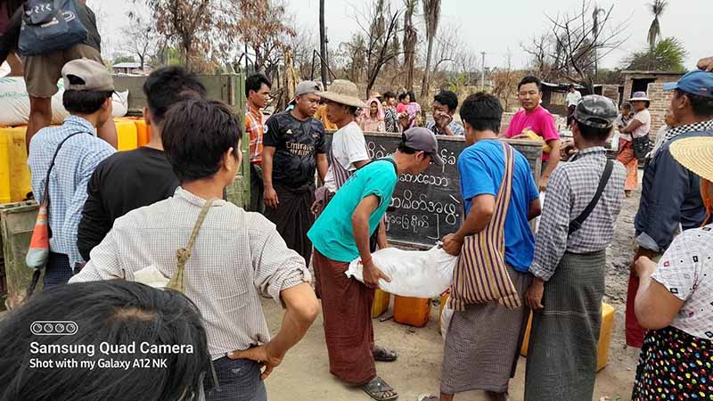 စစ်တပ်မီးရှို့ဖျက်ဆီးခဲ့သည့် စစ်ကိုင်းဒေသခံများအတွက် စားနပ်ရိက္ခာလှူဒါန်း
