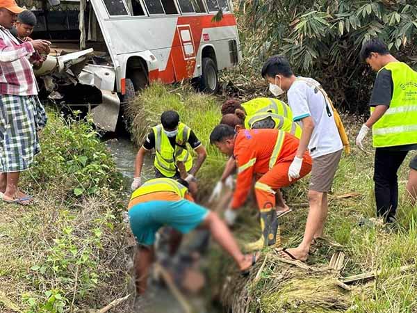 နမ့်လန် - သီပေါလမ်းမတွင် မှန်လုံကားတစ်စီး ချောက်ထဲပြုတ်ကျပြီး လူ ၄ ဦးသေဆုံး