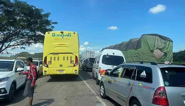 ဝေါမြို့နယ် ညောင်ခါးရှည်ဂိတ်၌ ယာဉ်ကြောပိတ်ဆို့မှုကြောင့် မီးရထားအသုံးပြုသူ ပိုများလာ