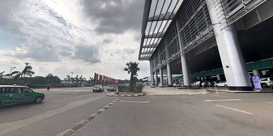 ရန်ကုန်​လေဆိပ်တွင် Grab တက္ကစီများကြောင့် အခြားတက္ကစီသမားများ မကျေမနပ်ဖြစ်