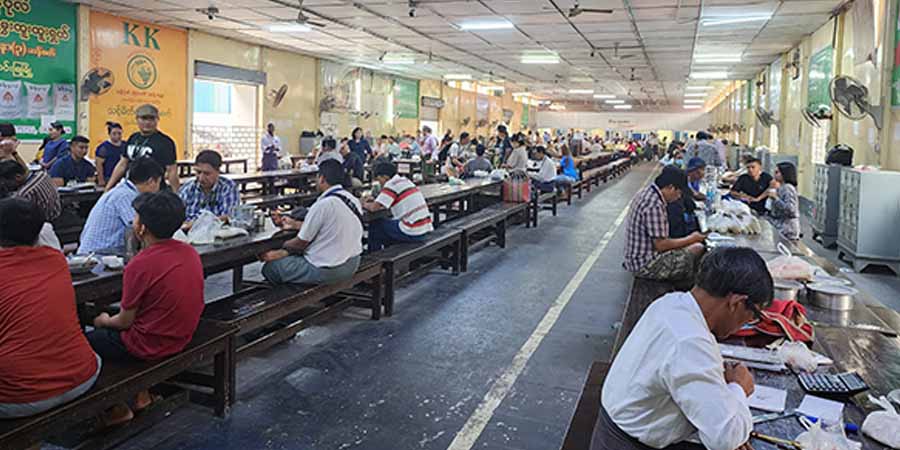 စစ်ကောင်စီ စျေးကွက်ထိန်းချုပ်မှုကြောင့် မတ်လ နယ်စပ်ကုန်သွယ်ရေးဆန်တင်ပို့မှု လျော့ကျ